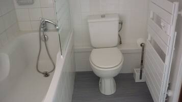 Secadora de cabello, toallas, jabón, papel de baño