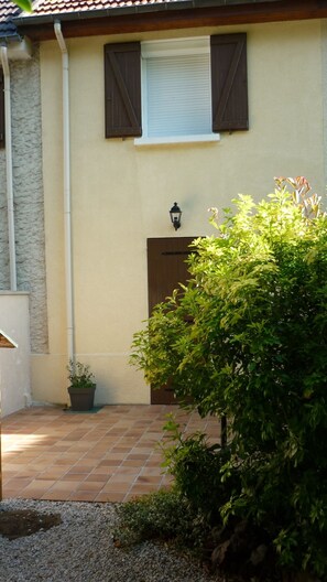 A house with a tiled entrance, a potted plant, and a wall-mounted light fixture. - 2-storey house (Bailly-Romainvilliers)
