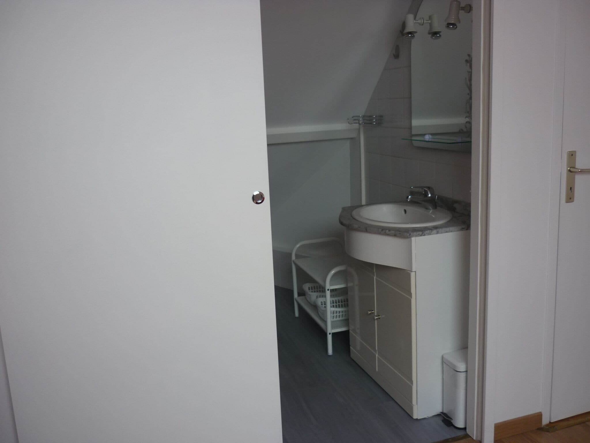 ヘアドライヤー、タオル、石鹸、トイレットペーパー