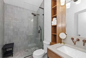 Douche, sĂšche-cheveux, serviettes fournies, savon