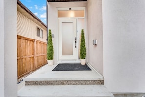 Exterior detail - Luxury Spacious 3BR Home Near Downtown With King Bed | Fast Wifi | Free Parking (Calgary)