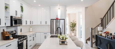 Kylskåp, mikrovågsugn, ugn och spishäll