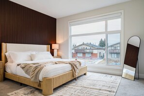 3 bedrooms, iron/ironing board, travel cot, free WiFi - Luxury Spacious 3BR Home Near Downtown With King Bed | Fast Wifi | Free Parking (Calgary)