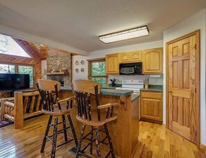 Fridge, microwave, oven, stovetop - Quiet Cabin in Murphy, NC 20 min drive to Blue Ridge, GA & Copperhill, TN (Murphy)