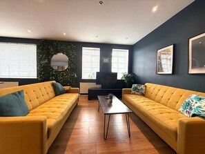 TV - Sleeps 6, Large 2 Bed Flat In Brighton City Centre (Brighton and Hove)