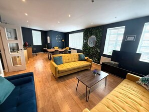 TV - Sleeps 6, Large 2 Bed Flat In Brighton City Centre (Brighton and Hove)