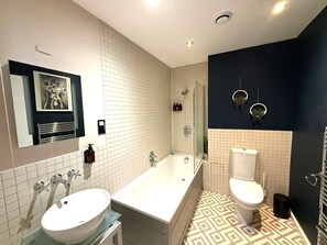 Shower, hair dryer, towels, soap - Sleeps 6, Large 2 Bed Flat In Brighton City Centre (Brighton and Hove)