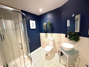 Shower, hair dryer, towels, soap - Sleeps 6, Large 2 Bed Flat In Brighton City Centre (Brighton and Hove)