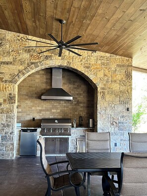 Outdoor dining - Primrose Place; spring-fed creek with spacious yard & porch (Kerrville)