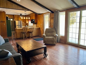 Smart TV, fireplace - Private beachfront cottage on Manitoulin Island @Islandtime Cottage Rentals (Little Current)