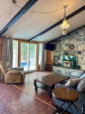 Smart TV, fireplace - Private beachfront cottage on Manitoulin Island @Islandtime Cottage Rentals (Little Current)