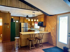 Fridge, microwave, oven, stovetop - Private beachfront cottage on Manitoulin Island @Islandtime Cottage Rentals (Little Current)