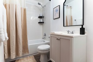 Haartrockner, Handtücher, Seife, Toilettenpapier