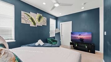 Family Townhome, Multiple Beds, Pets allowed, City View | Desk, free WiFi