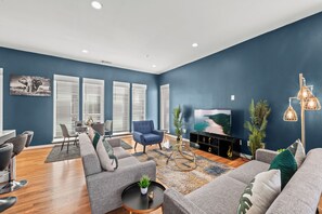 Living area - Trendy 3BR I Free Parking I Workspace (Dallas)