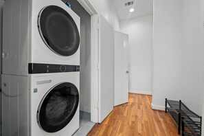 Family Townhome, Multiple Beds, Pets allowed, City View | Laundry