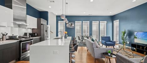 Townhome för familj - flera sÀngar - husdjur tillÄtna - utsikt mot staden | Vardagsrum