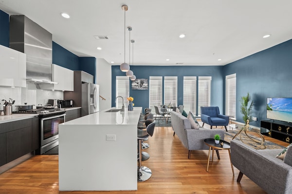 Family Townhome, Multiple Beds, Pets Allowed, City View | Living area | 57-inch LED TV with digital channels