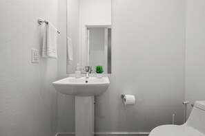 Family Townhome, Multiple Beds, Pets Allowed, City View | Shared bathroom