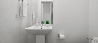 Trendy 3BR I Free Parking I Workspace