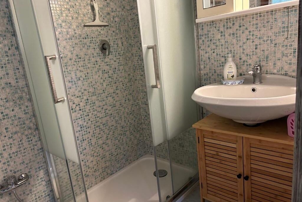 Sèche-cheveux, bidet, serviettes fournies, savon