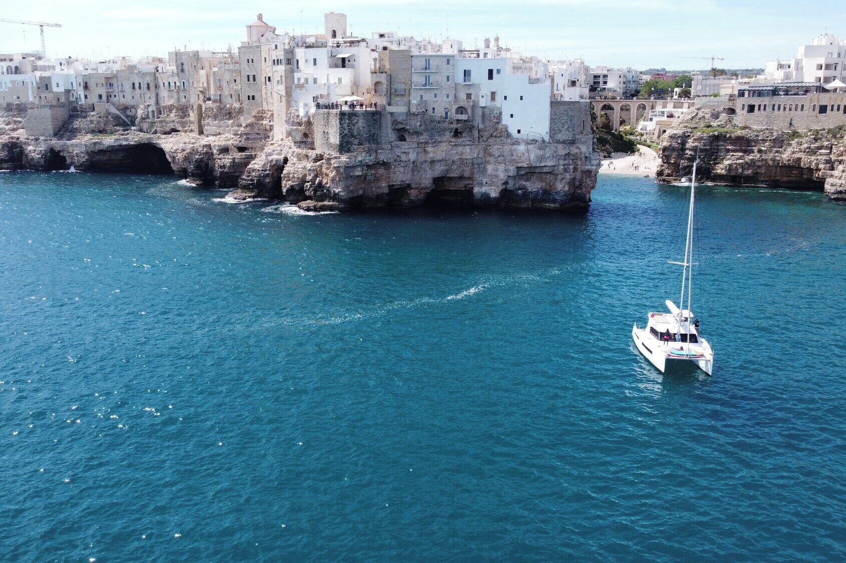 Un pueblo costero con edificios construidos sobre acantilados rocosos con vista al mar.