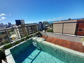 A rooftop pool with a view of the city and ocean. - Flat Aurea Cabo Branco 50m do mar 104 (João Pessoa)