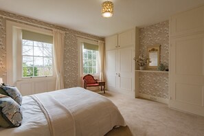 4 bedrooms, iron/ironing board, WiFi, bed sheets - The Georgian House -  large house for 8 guests  in 4 bedrooms (Newchurch, Romney Marsh)