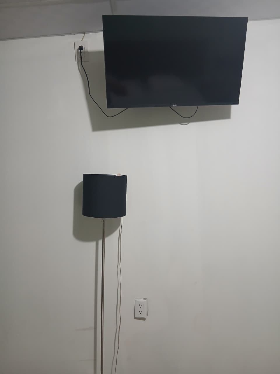 Un televisore e un sistema di altoparlanti montati a parete.