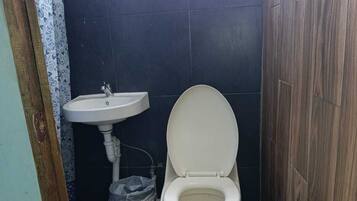 Dusch, handdukar, tvÄl och toalettpapper