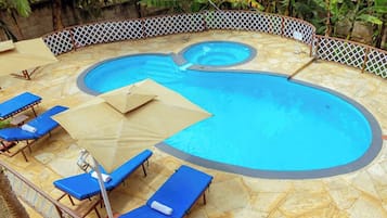 Luksusleilighet, bassengutsikt, hageområde