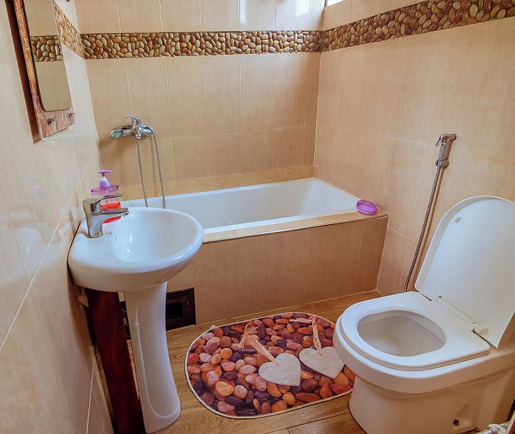 Une salle de bain avec une baignoire, un lavabo et des toilettes.