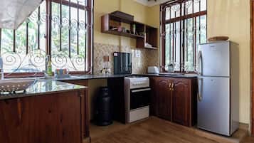 Luxury-Apartment, Poolblick, zum Garten hin