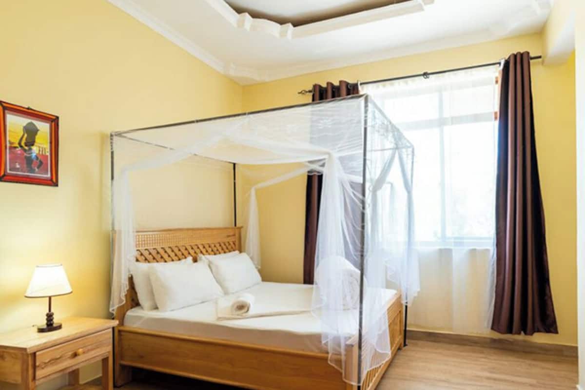 Desk, laptop workspace, iron/ironing board, free WiFi