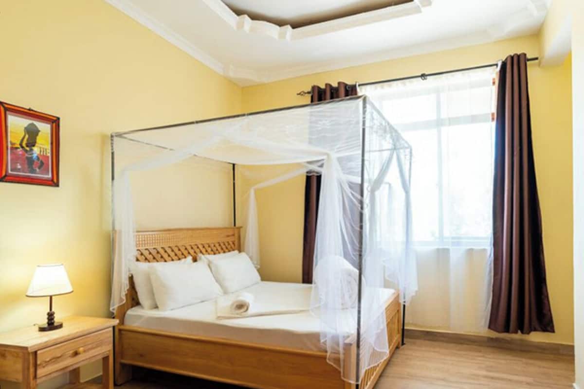 Desk, laptop workspace, iron/ironing board, free WiFi