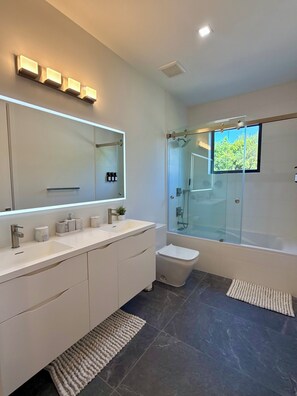 Shower, jetted bath, hair dryer, towels - Miami Rooftop Oasis: 4bd, 3 bath, heated pool, rooftop, firepit (Miami)