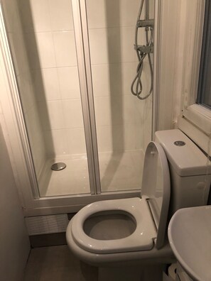 Shower, hair dryer, towels, soap - Boulogne Paris-Ouest magnifique studio accès Parc des Princes et Roland Garros (Boulogne-Billancourt)