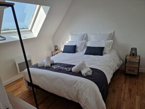 4 bedrooms, iron/ironing board, WiFi, bed sheets - Completely renovated Breton house - Walking distance to the beach - Sleeps 8 (Penmarch)