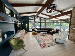 Una televisión, una chimenea