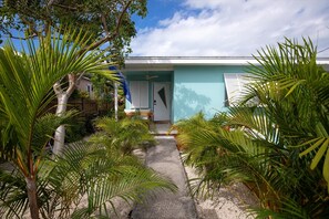Exterior - Monthly Rentals Only - Key West Cottage Du Soleil (Key West)