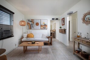 Living area - Monthly Rentals Only - Key West Cottage Du Soleil (Key West)