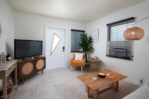 Living area - Monthly Rentals Only - Key West Cottage Du Soleil (Key West)