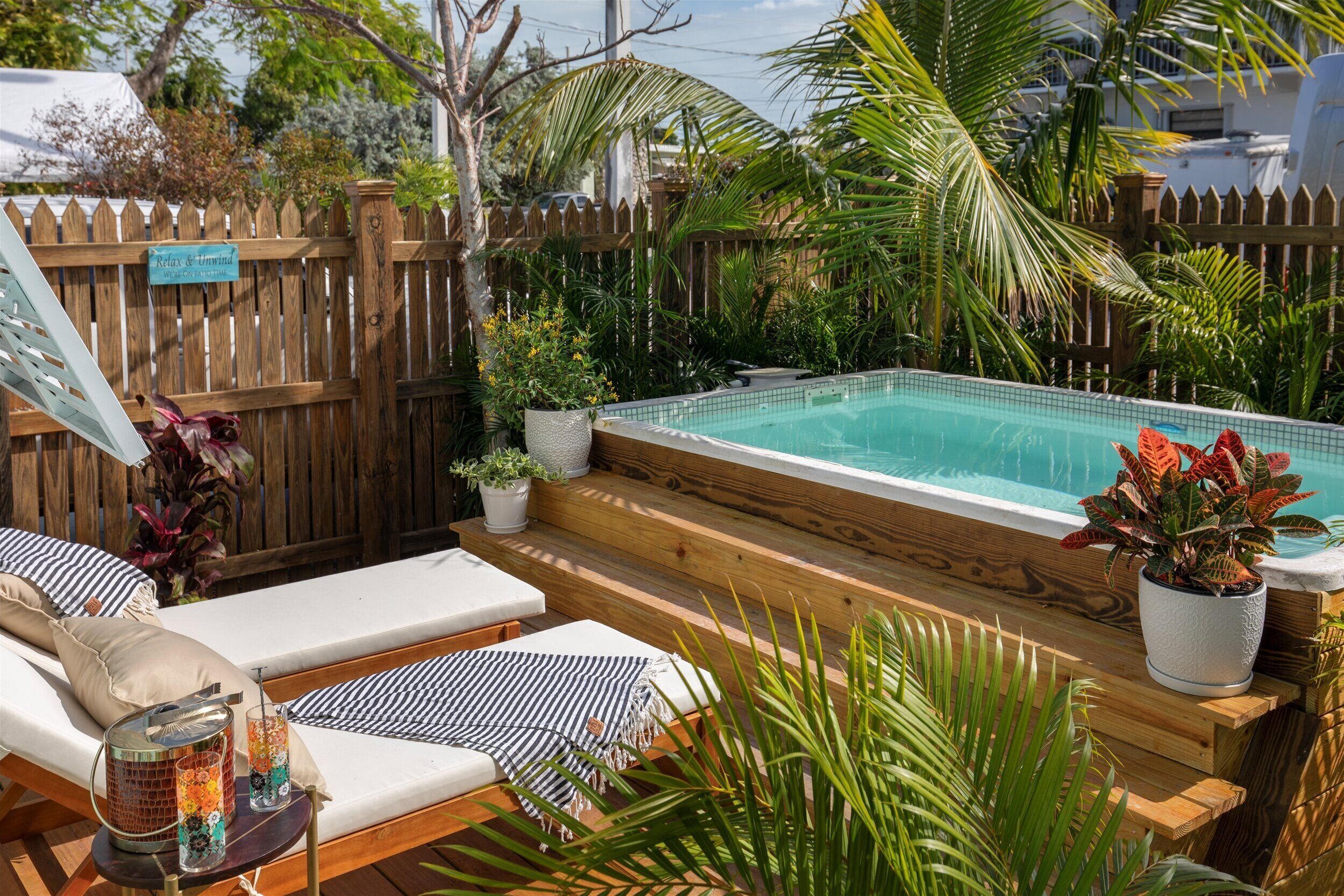 Tina de hidromasaje al aire libre