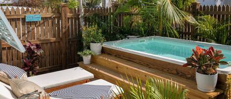 Tina de hidromasaje al aire libre