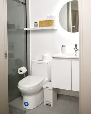 Shower, hair dryer, towels, soap - Gaia Retreat - 2Bed 2Bath High rise apartment with mountains view (San José)