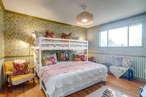5 bedrooms, iron/ironing board, free WiFi, bed sheets