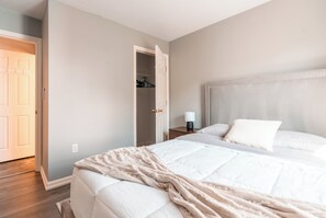 2 soverom, strykejern/-brett, internettilgang og sengetøy