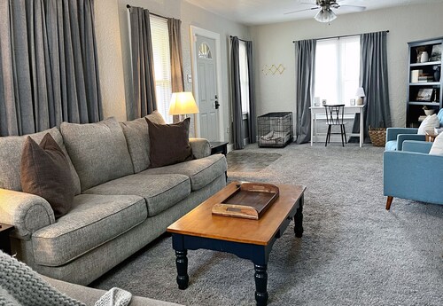 Simple & Spacious 3/1~2 Pets Stay For Free!
