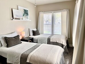 3 chambres, bureau, fer et planche à repasser, accès au Wi-Fi (inclus)