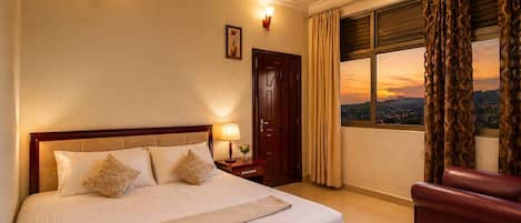 Deluxe Studio, 1 King Bed, Balcony, City View